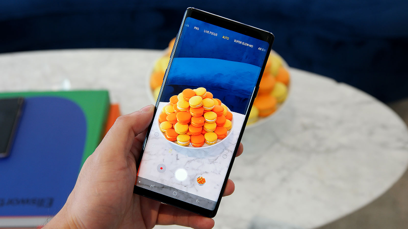 It’s a bit hard to see the little fork and knife icon that lets you know it’s working, but thanks the Samsung’s scene optimizer, the Note 9 does know that macarons are indeed a type of food.